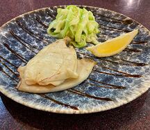 Кальмар на гриле с пастой из цукини