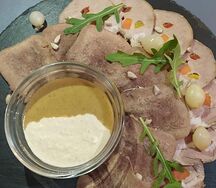 Язык и буженина со сливочным хреном