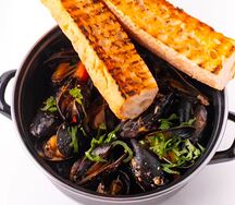 Мидии в створках в сливочном соусе с тостами