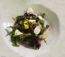 Салат из свеклы с грушей и нежным сливочным сыром