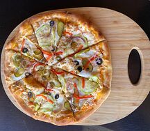 Пицца с овощами и курочкой