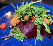 Салат со свеклой и нежной курицей