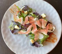 Зеленый салат с хамоном