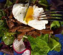 Салат с говядиной и яйцом пашот