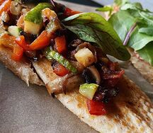 Брускетта с овощами и вялеными томатами