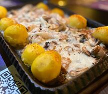 Кальмар в сливочном соусе с бэби-картофелем