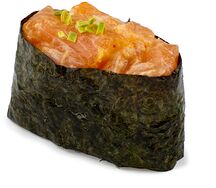 Гункан острым лососем