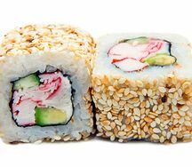 Ролл Калифорния с кунжутом