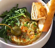 Тартар из лосося с авокадо и огурцом