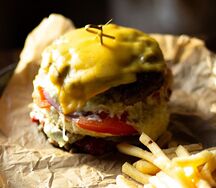 Правильный бургер с двумя котлетами из мраморной говядины