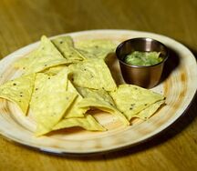 Кукурузные начос с гуакамоле из авокадо