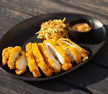 Куриный шницель с салатом коул слоу