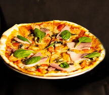 Пиццета с тамбовским окороком и грибами