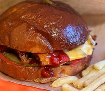 Бургер с рваной свининой. сладким перцем и соусом BBQ