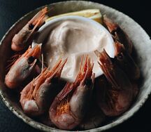 Отварные креветки с соусом 1000 островов