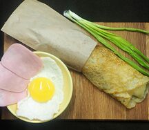 Блин с деревенским яйцом и ветчиной