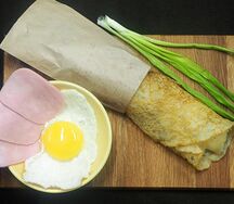 Блин с деревенским яйцом и ветчиной