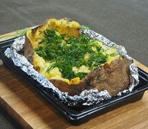 Печеный картофель с маслом и зеленью