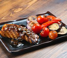 Стейк из лосося с овощами гриль