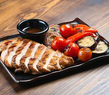 Стейк из курицы с овощами гриль