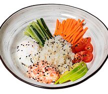 Поке с лососем и яйцом пашот