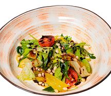 Салат овощной с манго