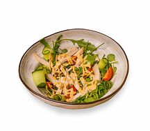 Салат с копченой курицей и рукколой