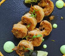 Креветки в ароматном масле с сорбетом из авокадо