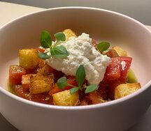 Салат со спелыми томатами, сыром страчателла, соусом песто и бриошью