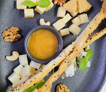 Ассорти сыров с орехами и каштановым медом