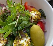 Салат из свежих овощей с сыром фета и фисташками