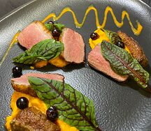 Утиная грудка со сливочным пюре из моркови