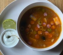 Солянка из мясных деликатесов с копченой сметаной