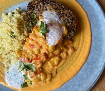 Стейк тунца с кус-кусом и соусом пепероната