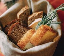 Корзина домашнего хлеба с фирменным маслом