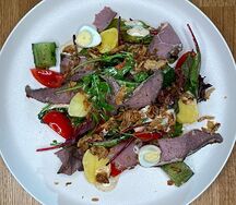 Салат с говяжим брискетом, молодым картофелем и битыми огурцами