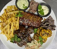 Блюдо на компанию: брискет, пастрами, томленые свиные ребра, куриные крылья