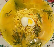 Домашняя куриная лапша с перепелиным яйцом