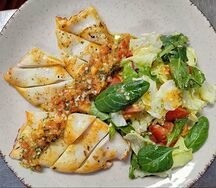 Кальмары гриль с соусом из свежих томатов и хрустящим салатом