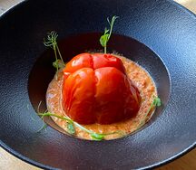 Перец фаршированный с соусом пепероната