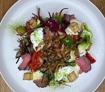 Салат с ростбифом, баклажанами, грибами и страчателлой