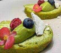 Фисташковый рулет с кремом из авокадо и лайма