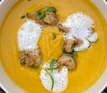 Крем-суп из печеной тыквы с креветками