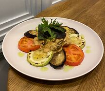 Свинина с черносливом в сливочном соусе и овощами на гриле