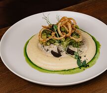 Мраморные говяжьи щечки с пюре из корня сельдерея и перечным соусом