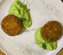 Котлетки из щуки с пюре из молодого зеленого горошка