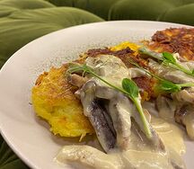 Драники картофельные с жульеном из говяжьего языка и вешенок