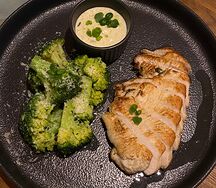 Стейк индейки су-вид с брокколи в ароматном масле