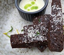 Гренки бородинские с чесноком, пармезаном и соусом блю-чиз