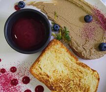 Паштет из куриной печени с клюквенным соусом и бриошью